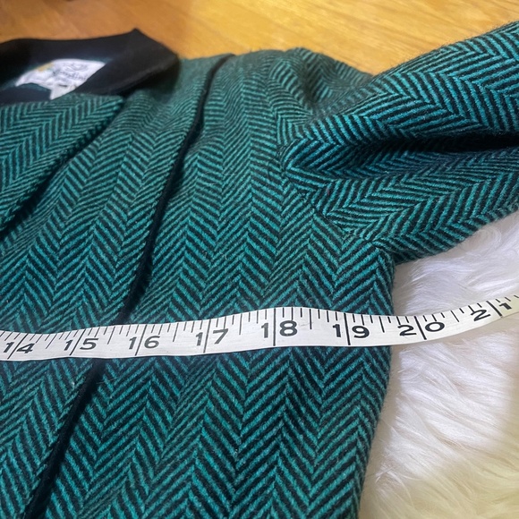 Vintage Teal Herringbone Cropped Blazer with Black Velvet Collar - Picture 7 of 10